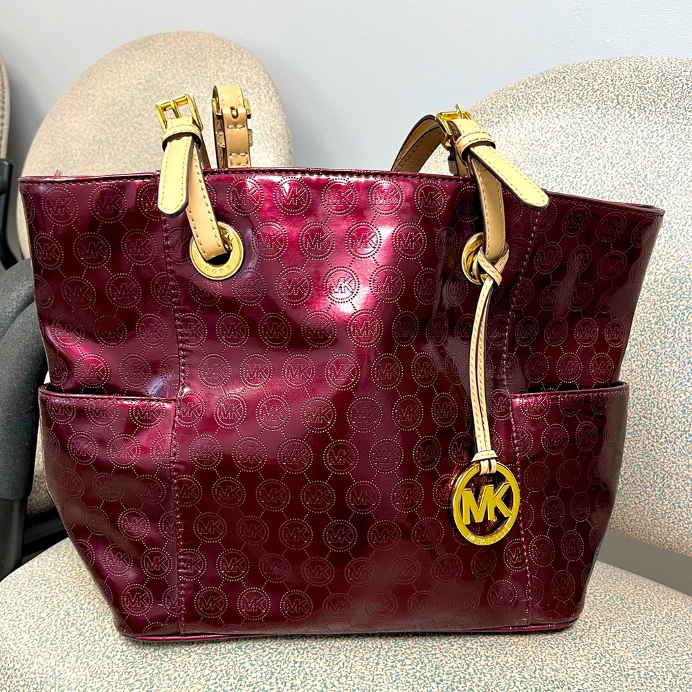Micheal Kors Purse beautiful shiny Maroon color